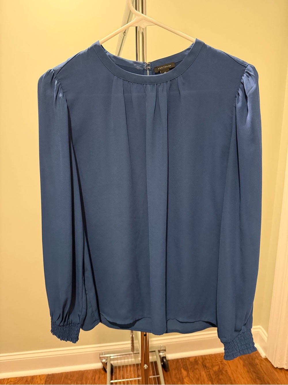 Ann Taylor Long Sleeve Pleated Blouse Keyhole Back Blue XS